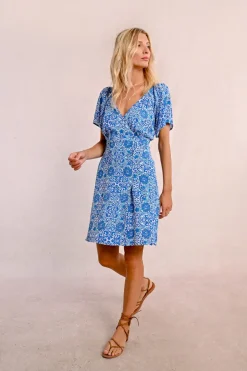 Robe courte, fendue et imprimée