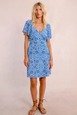 Robe courte, fendue et imprimée