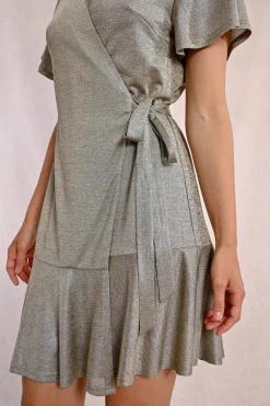 Robe courte, irisée et à volants