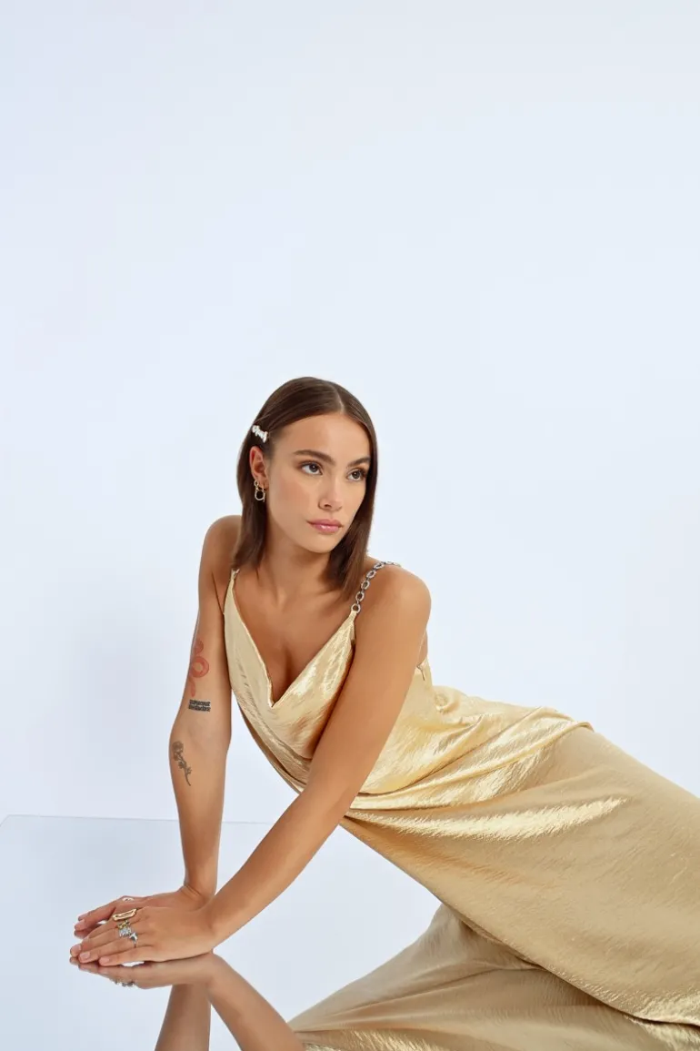Robe longue satinée, col bénitier