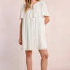 Robe mi-longue à broderies anglaises